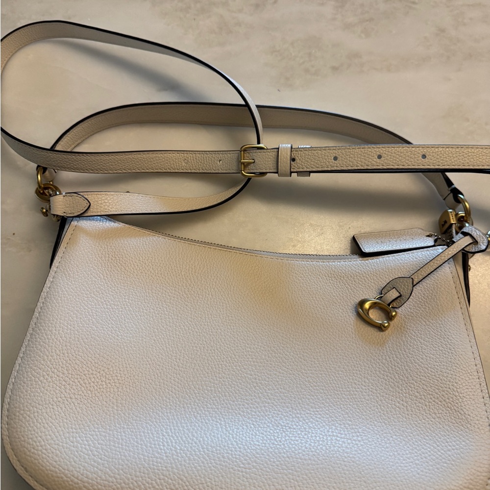 Elegant Coach White Leather Shoulder Bag